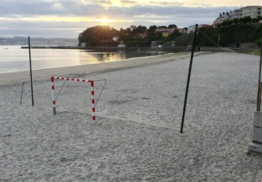 O Concello de Miño instala de novo redes de voley e fútbol na praia da Ribeira